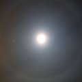 Лунное гало. Фотоаппарат Canon 1100D, объектив 18мм, выдержка 5 сек, диафрагма 4.0, ISO - 200. Звезда левее Луны - планета Юпитер.