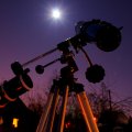 Телескоп ТАЛ 65  на  монтировке  EQ1  на  фоне  Луны. Ратомка. 7.02.2017.  Фотоаппарат  Canon EOS 1100D, 18-55mm, выдержка 10\
