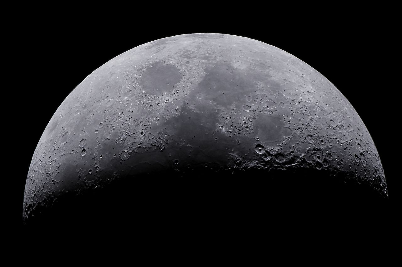 Луна  24  апреля 2015 года