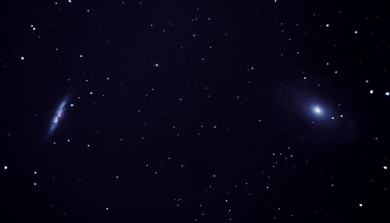 Спиральная  галактика  М81 (справа)  и  неправильная  галактика  М82 "Сигара"  (слева)  в созвездии  Большая  Медведица. 