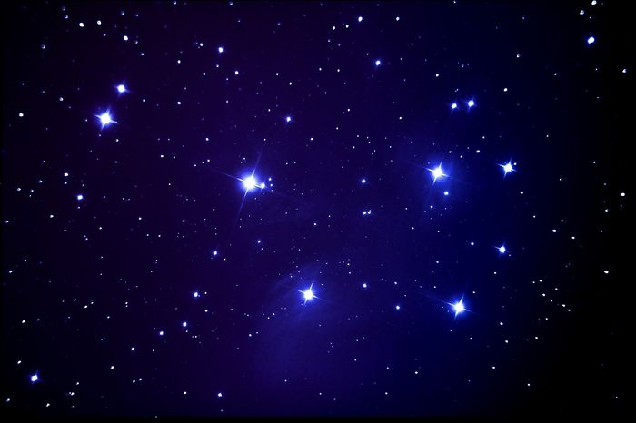 Скопление  М45 "Плеяды"  в  созвездии  Телец