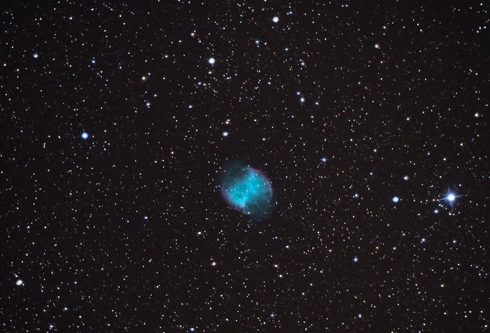 Планетарная  туманность М 27  "Гантель" в созвездии  Лисичка