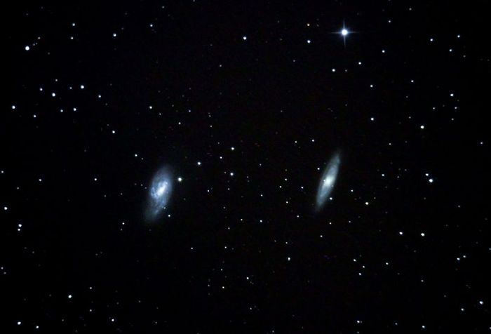 Спиральные  галактики  М65  (справа)  и  М66 (слева)  в  созвездии  Лев