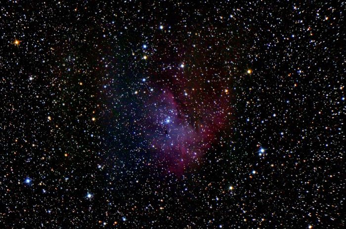 Эмиссионная туманность NGC 281 "Пакман" в созвездии Кассиопея. Расстояние 10 000 световых лет от Земли.