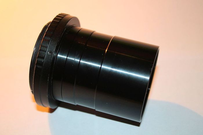 Внешний  вид  корректора  комы  Levenhuk  RA  2"  Coma  Corrector  с  установленным  переходным  кольцом  и  Т- кольцом  Canon  EOS  для  выполнения  астрофото.