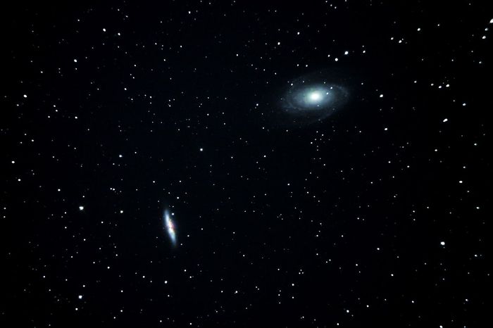 Спиральная галактика М81 (справа)  и  неправильная  галактика  М82 "Сигара" (слева).