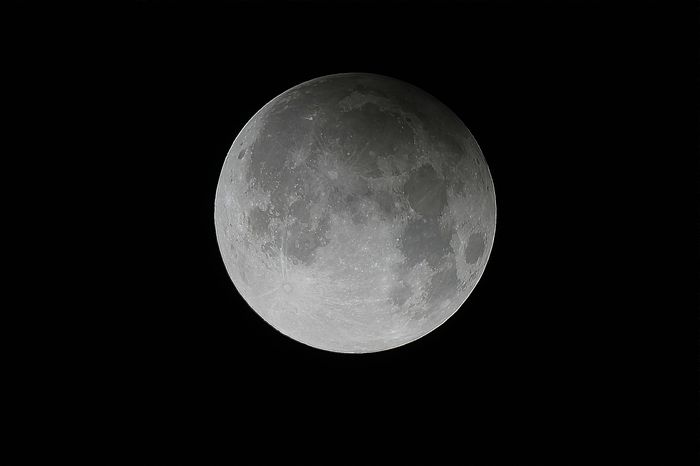 полутеневое  лунное  затмение  16  сентября  2016 года в момент максимума