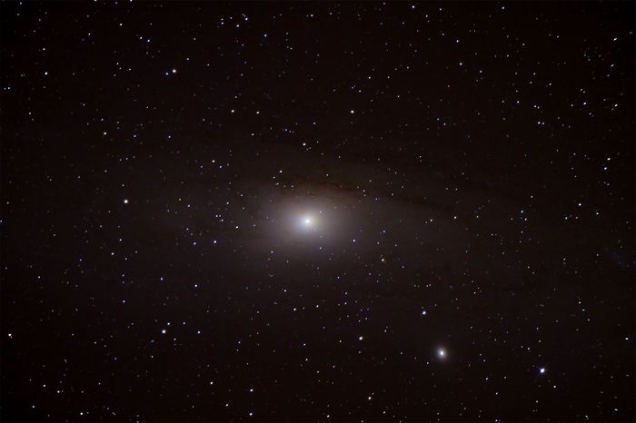 Спиральная  галактика  М31 (NGC 224)  "Туманность  Андромеды"  в  созвездии  Андромеда