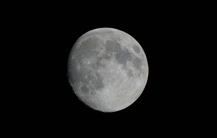 Луна 6 июля 2017 года. Степень  освещенности - 95%.