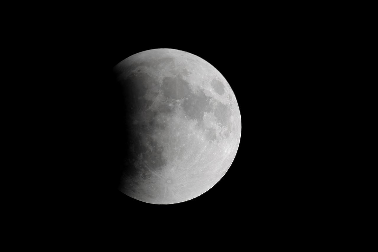 Одна из частных фаз лунного затмения. Фото: Андрей Лейчик