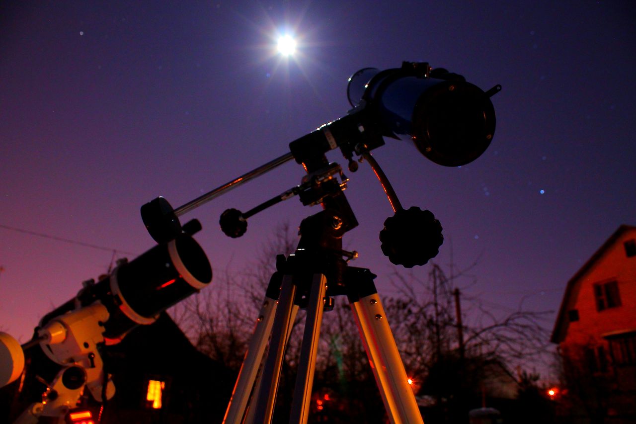 Телескоп ТАЛ 65  на  монтировке  EQ1  на  фоне  Луны