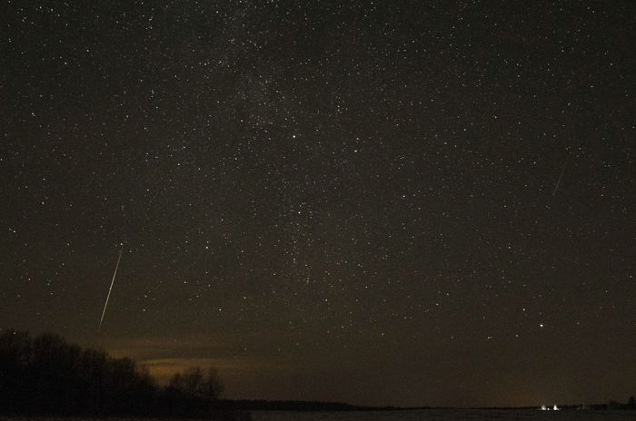 Один из метеоров метеорного потока Геминиды. Малявки. 14.12.2017 года. Фото: Павел Григорьев.