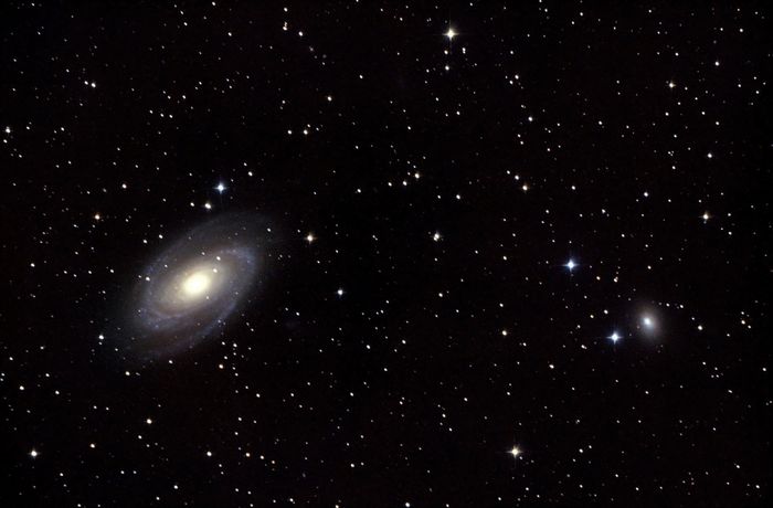 Спиральные  галактики  М81 "Бодэ" (слева)  и  NGC 3077 (справа). 24.03.2017. Д. Мокрадь. Фото: Павел Григорьев