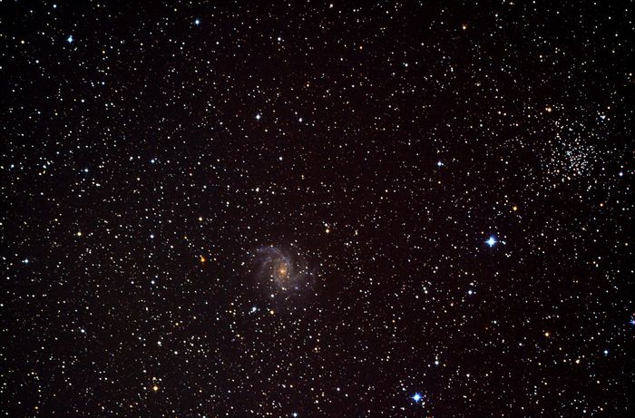 Спиральная галактика NGC 6946 (по центру) и рассеянное звездное скопление NGC 6939 (справа). 24.03.2017. Д. Мокрадь. Фото: Павел Григорьев