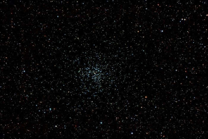 Рассеянное  звездное  скопление  М37  в  созвездии  Возничий.  Расстояние  4400  световых  лет  от  Земли.