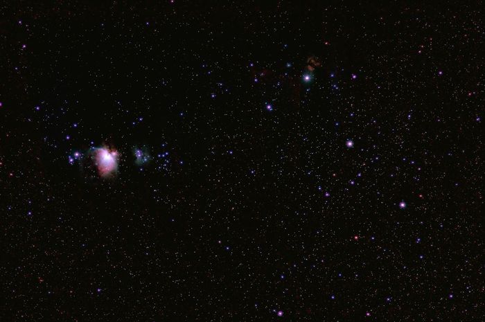 Астеризмы  "Меч Ориона" (слева) и  "Пояс Ориона" (справа). Туманности М42 "Большая туманность Ориона" и NGC 2024 "Пламя". 