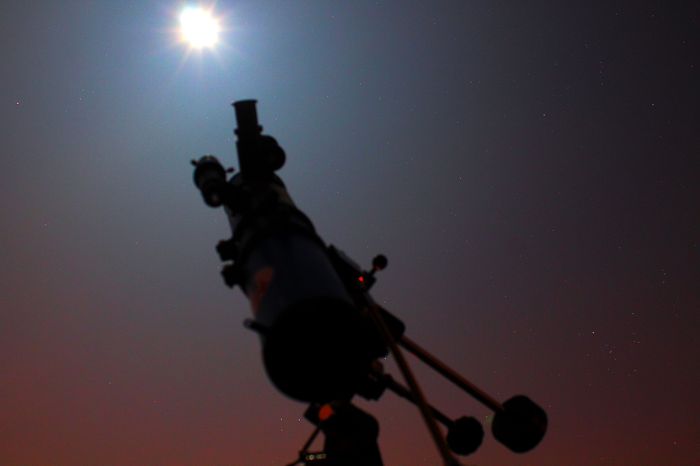 Телескоп ТАЛ 65  на  монтировке  EQ1  на  фоне  Луны. Ратомка. 7.03.2017.