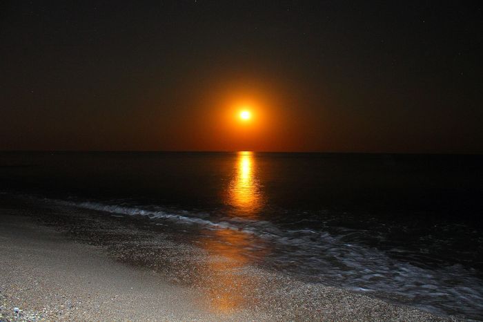 Восход Луны над Черным морем. 12.08.2017. 