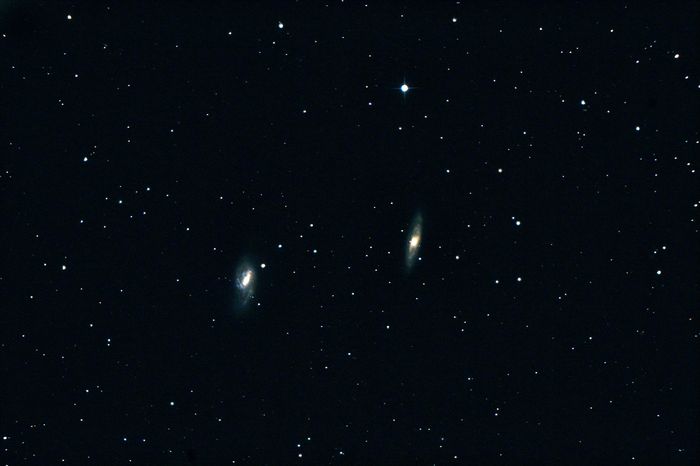 Спиральные галактики Messier 65 (справа) и Messier 66 (слева) в созвездии Лев