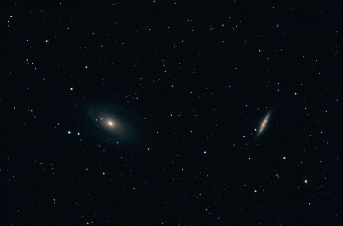 Спиральная галактика Messier 81 "Бодэ" (слева) и неправильная галактика Messier 82 "Сигара" в созвездии Большая Медведица
