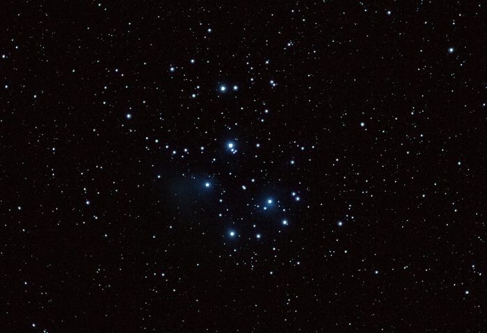 Скопление Messier 45 "Плеяды" в созвездии Телец. 
