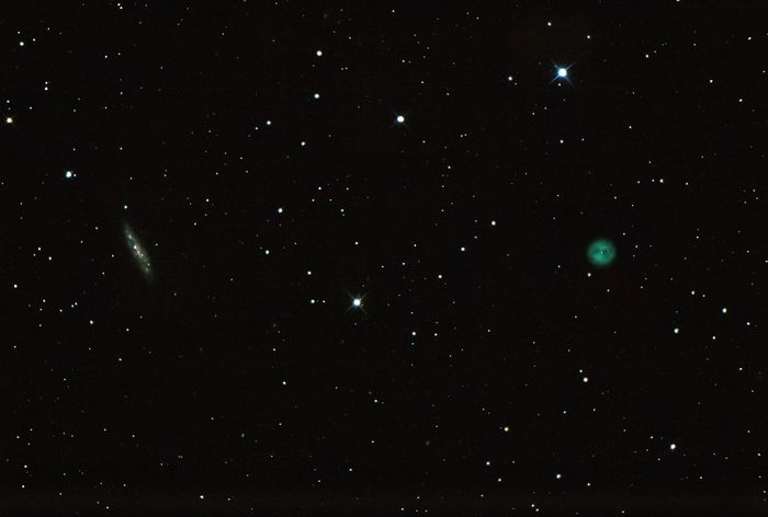 Спиральная галактика Messier 108 (слева) и планетарная туманность Messier 97 "Сова" (справа) в созвездии Большая Медведица. Ратомка. 19 марта 2018 года.