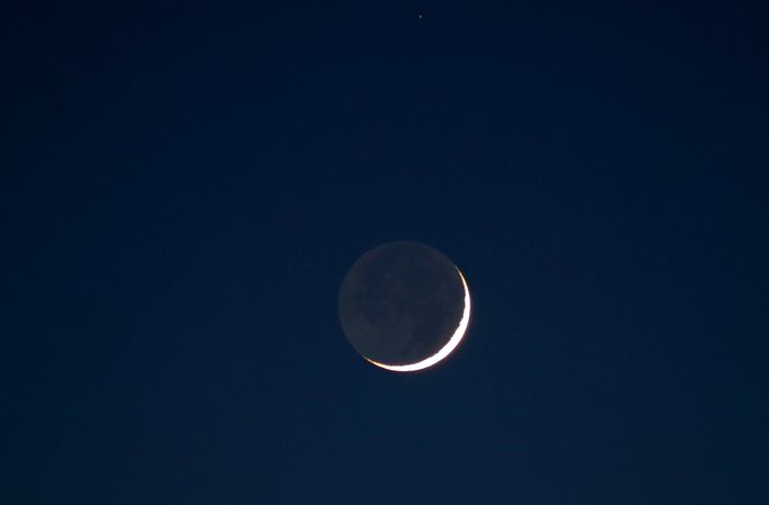 Луна на вечернем небе. Пепельный свет. Ратомка. 19 марта 2018 года.