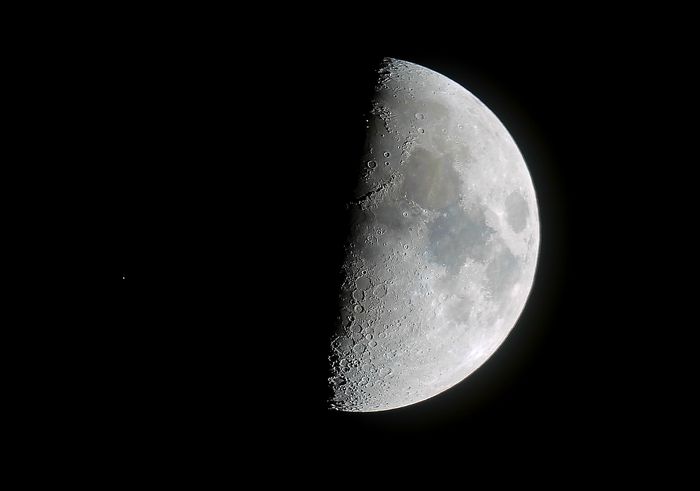 Луна и звезда Альдебаран (точка слева). 23  февраля 2018 года. Ратомка. 