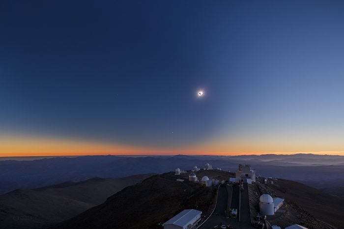 Полное солнечное затмение над Европейской южной обсерватории Ла-Силья, ESO's La Silla Observatory. Автор фото: Petr Horalek.