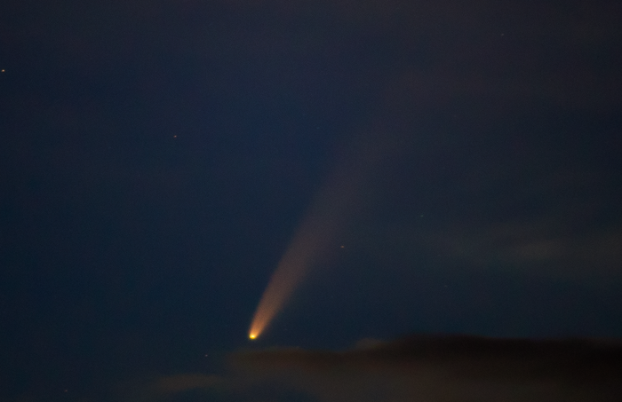 Комета "Неовайс" на фоне вечернего неба. Ратомка. Июль 2020 года