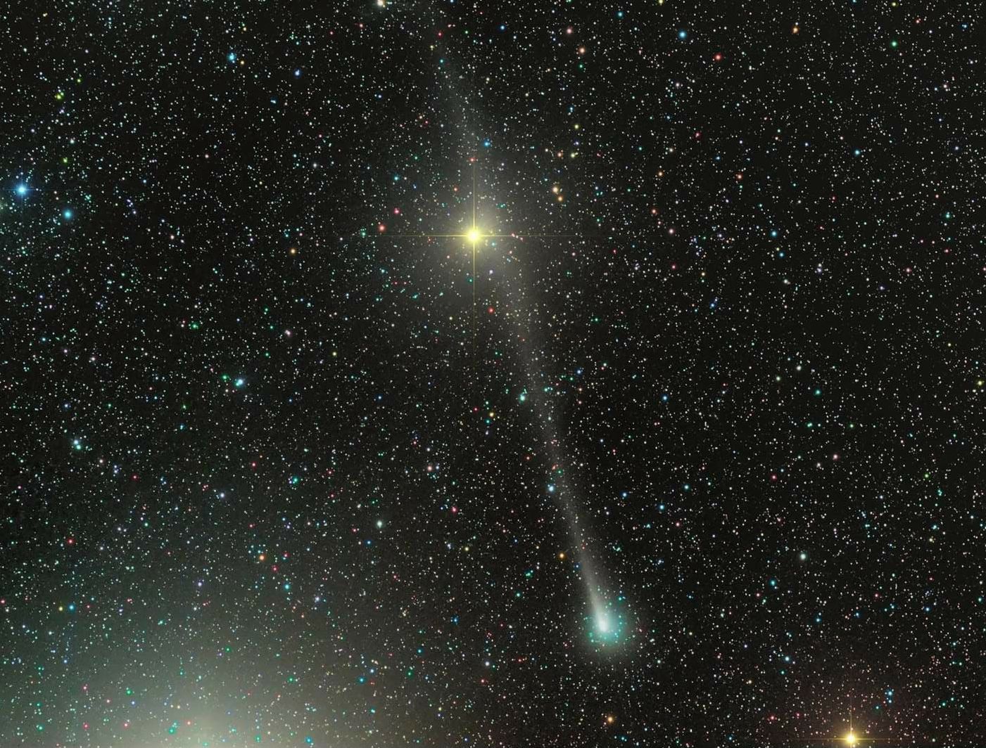 Комета 67P/Чурюмова — Герасименко на фоне звезд созвездия Близнецы! Фото: Роландо Лигустри.