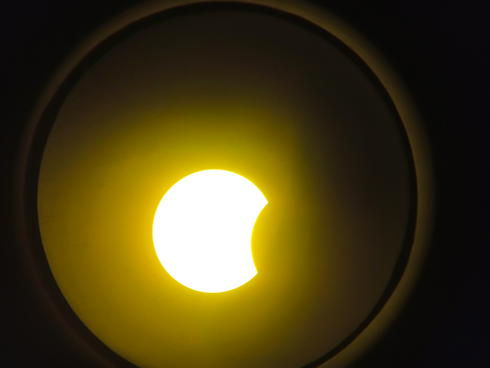 Одна из фаз солнечного затмения. Фото на телефон через окуляр телескопа