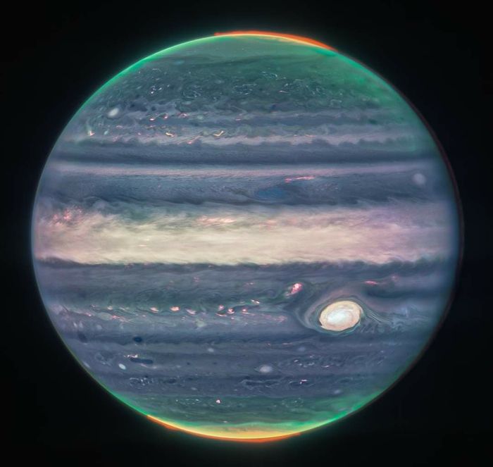 Изображение Юпитера с полярными сияниями и дымкой. Фото: NASA