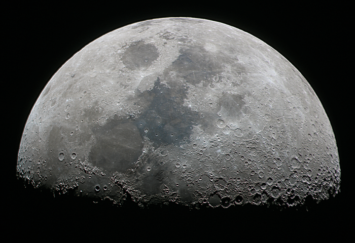 Луна. Освещенность 58%. Ратомка. 10 января 2022 года.