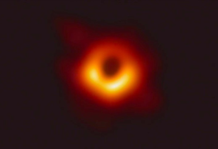 Изображение черной дыры в центре галактики М87. 