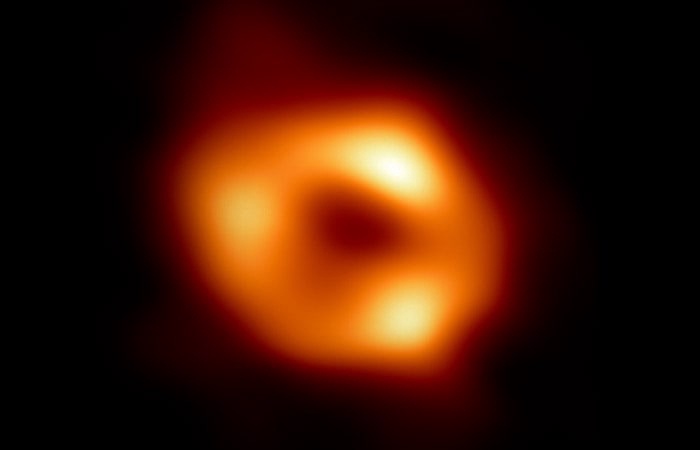 Изображение черной дыры в центре галактики Млечный Путь. 