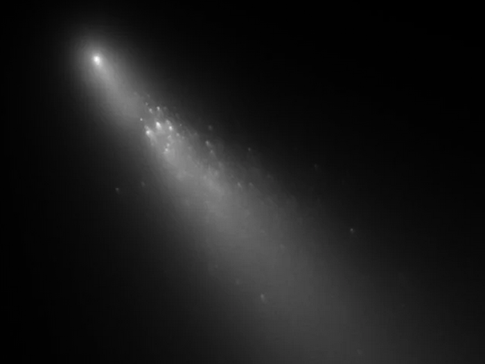Распад кометы 73P/Швассмана — Вахмана. Фото NASA.