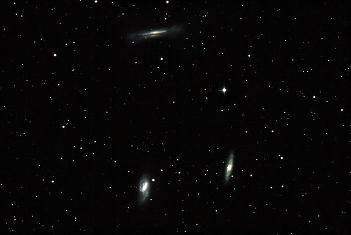 "Триплет Льва". Спиральная галактика М66 (слева внизу), спиральная галактика М65 (справа внизу), спиральная галактика NGC 3628 (вверху).