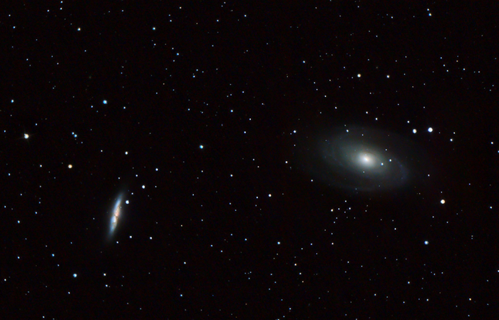 Неправильная галактика М82 "Сигара" (слева) и спиральная галактика М81 "Бодэ" (справа) 