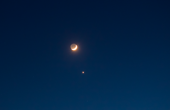 Сближение планеты Венера и Луны. 23 апреля 2023 года. Ратомка. Минский район. 