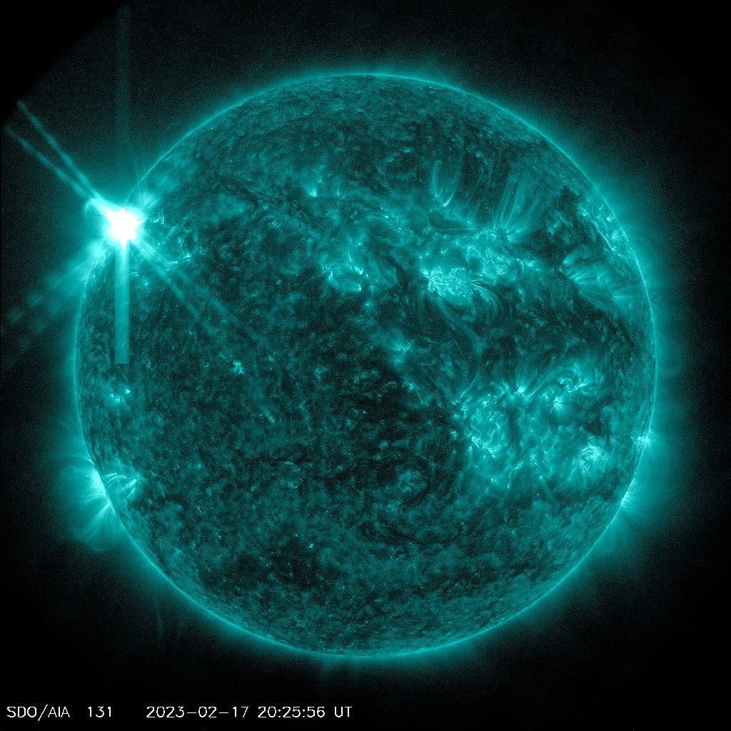 Солнце и солнечная вспышка X 2.2. 17.02.2023 года. Фото: NASA