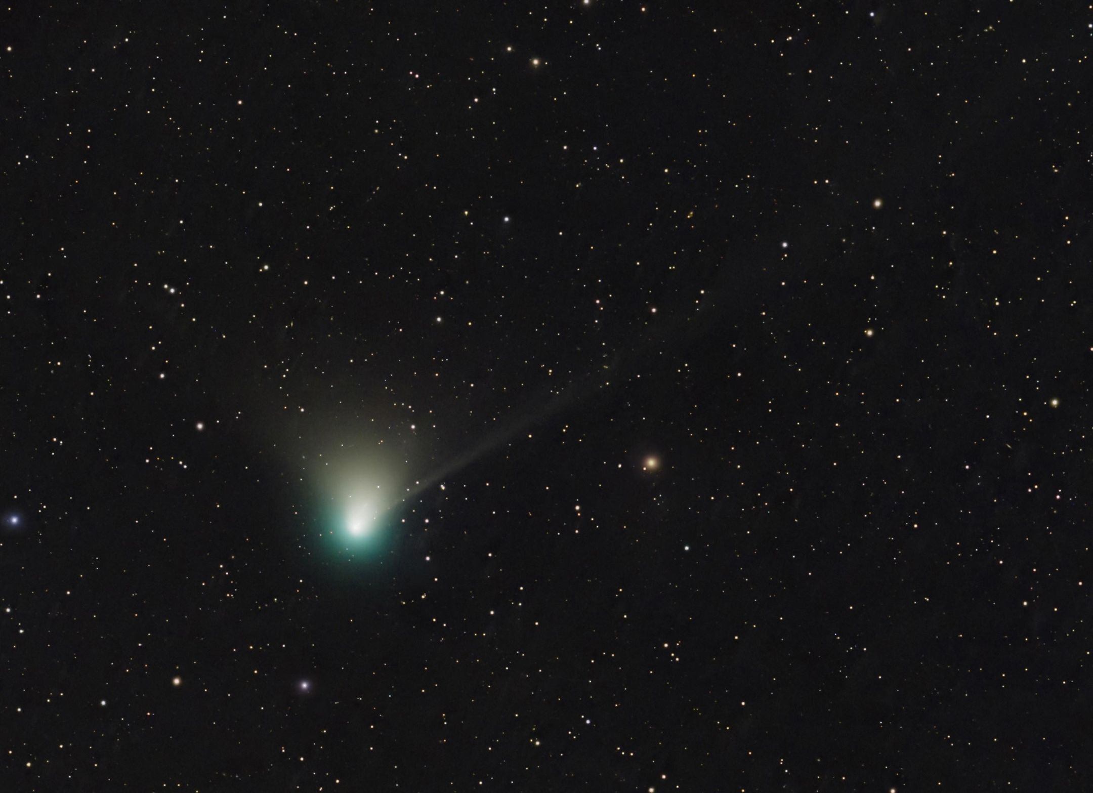 Комета С/2022 Е3 "ZTF" среди звезд ночного неба. Декабрь 2022 года 