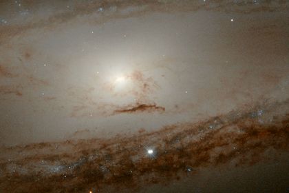 Телескоп  «Хаббл» произвел  фотографирование  галактики  М65  в  созвездии  Лев
