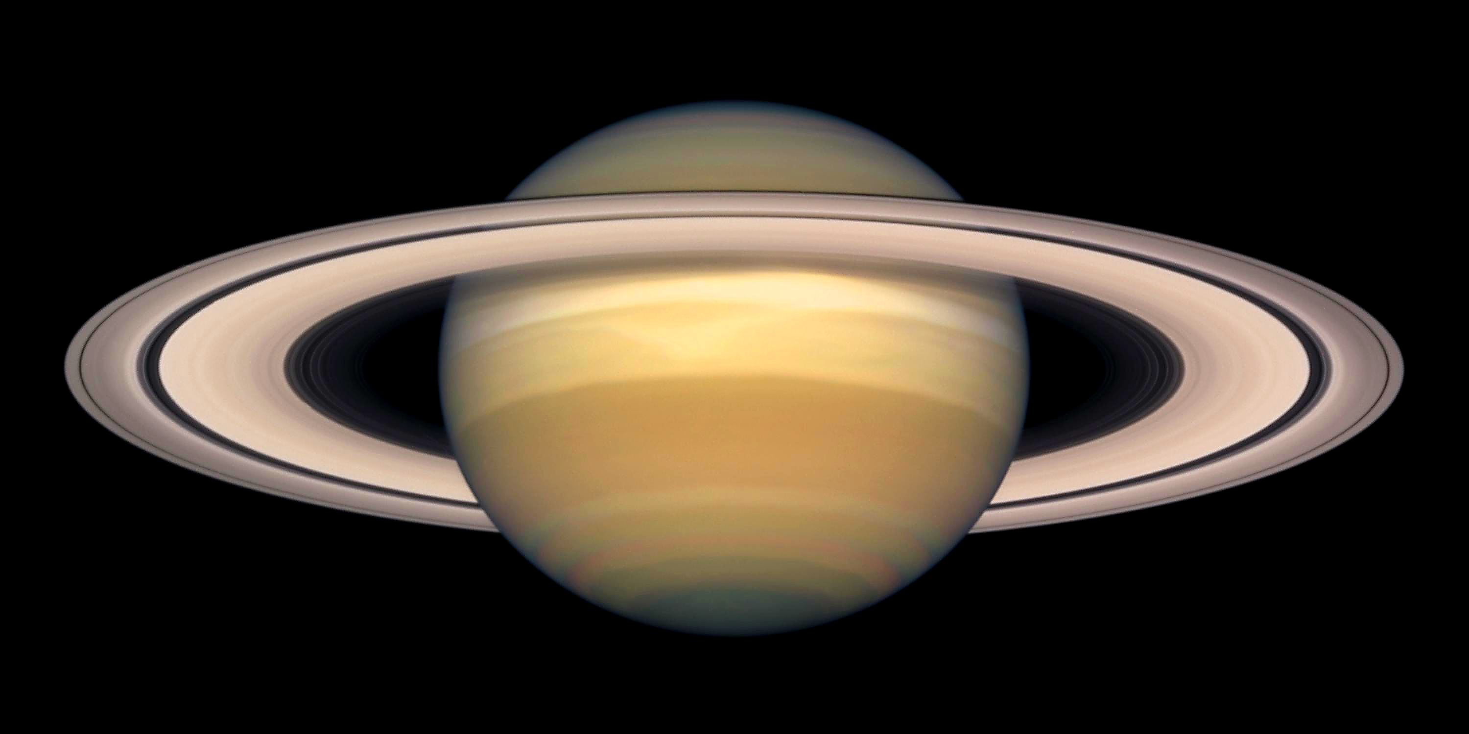 Планета Сатурн и ледяные кольца