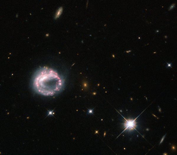 Хаббл сделал фотографию кольцеобразной галактики«Хаббл» сделал фотографию кольцеобразной галактики