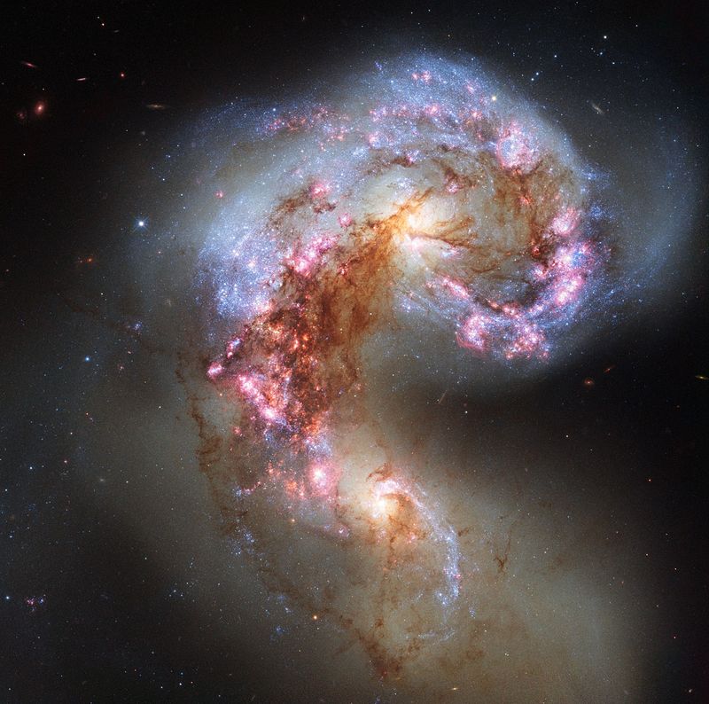 NGC 4038/NGC 4039 - взаимодействующие  галактики  в  созвездии  Ворон