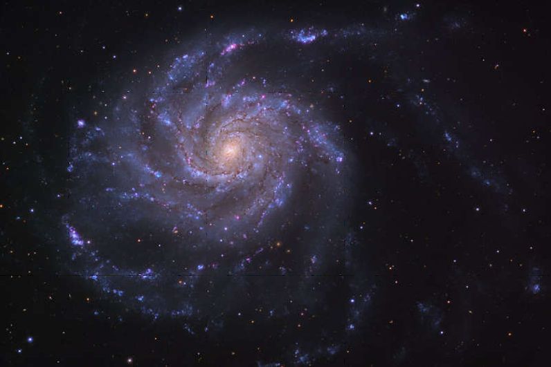 Мессье  100 - спиральная   галактика  в  созвездии  Волосы  Вероники