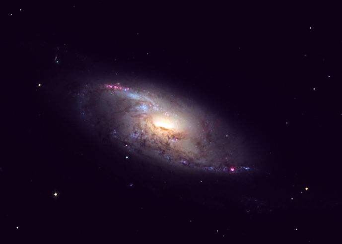 Мессье  106 - спиральная  галактика   в  созвездии  Гончие  Псы