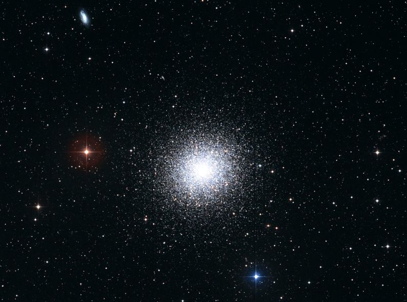 Мессье  13 - шаровое  звездное  скопление  в  созвездии  Геркулес