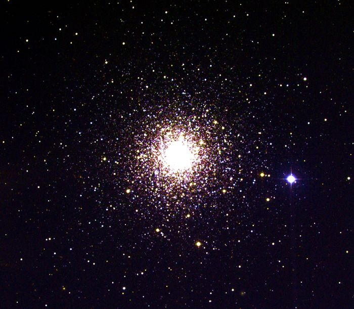 Мессье  30 - шаровое  звездное  скопление  в  созвездии  Козерог
